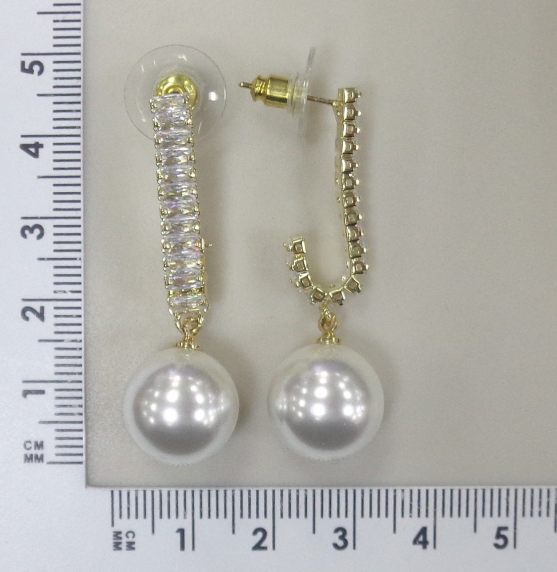 Бижутерные серьги с жемчугом